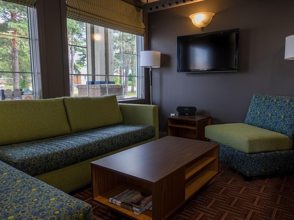Super 8 By Wyndham Ste Marie On